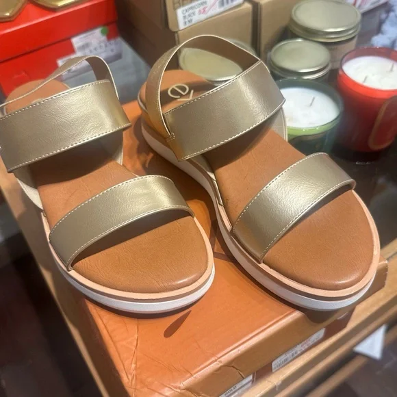 ✨ Exé “Amanda” Gold Banded Sandal ✨
Size 37 (U.S. 7) | New in Box - Picture 2 of 5